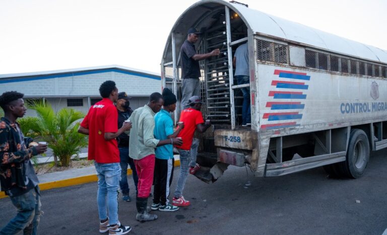 Reportaje- Dominicanos protestan por detención de haitiana en estado de lactancia y con sus documentos