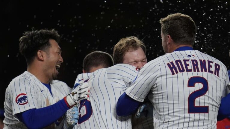 Happ conecta sencillo decisivo en la 10ma y Cachorros superan a Dodgers