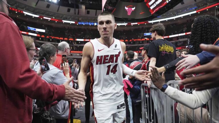 Herro anota 30 puntos y Heat derrota 123-114 a Hawks para anclar en playoffs de la NBA