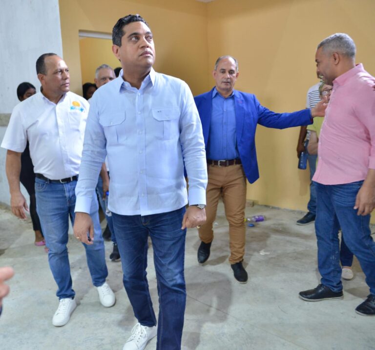 Ministro de Deportes Kelvin Cruz supervisa trabajos de reconstrucción polideportivo de Las Caobas
