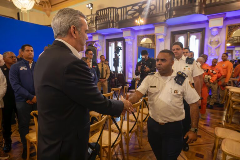 Presidente Abinader reconoce y saluda personalmente a 565 rescatistas que trabajaron sin descanso tras tragedia en centro nocturno Jet Set