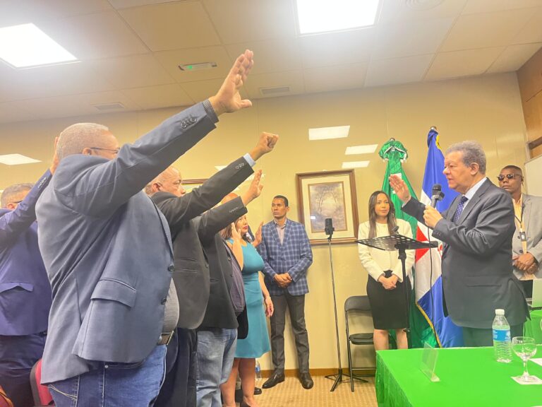 Leonel juramenta en la Fuerza del Pueblo a dirigentes del PRM y del PLD en España