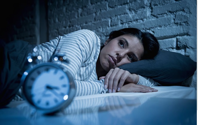 Una hora de pantallas después de acostarse dispara el riesgo de insomnio en un 59%