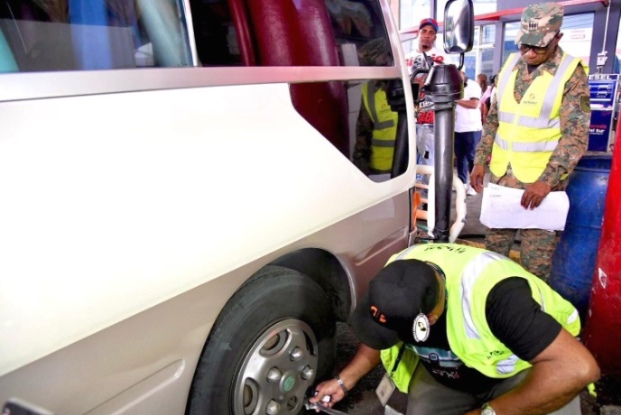 INTRANT realiza inspecciones vehiculares, pruebas de alcoholemia y hipertensión para garantizar seguridad vial durante esta Semana Santa
