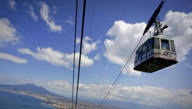 Cae cabina de teleférico en Italia y deja cuatro personas muertas