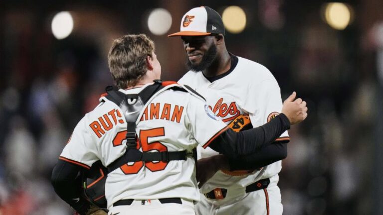 Jonrón de tres carreras de O’Hearn lidera victoria de Orioles 4-3 sobre Yankees; Bautista salva