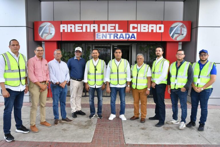 Ministro Kelvin Cruz realiza evaluación del techo de La Gran Arena del Cibao