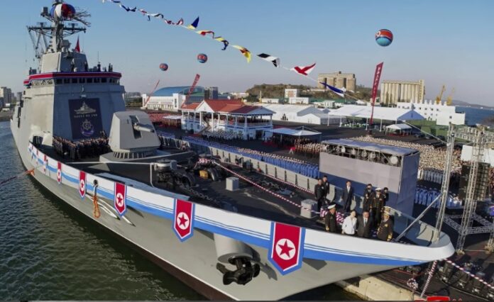 Líder de Corea del Norte exhibe destructor naval