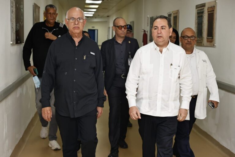 Director SNS visita pacientes ingresados en hospitales Ney Arias Lora y Darío Contreras