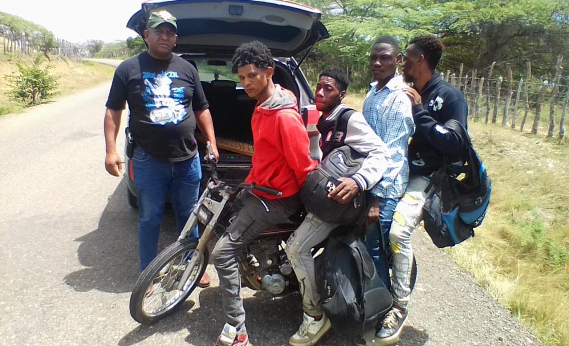 En tres ocasiones Ejército apresa el mismo motorista por traficar con haitianos indocumentados en Montecristi