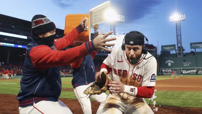 Medias Rojas aprovechan errores de Toronto, remontan y ganan en 10 innings