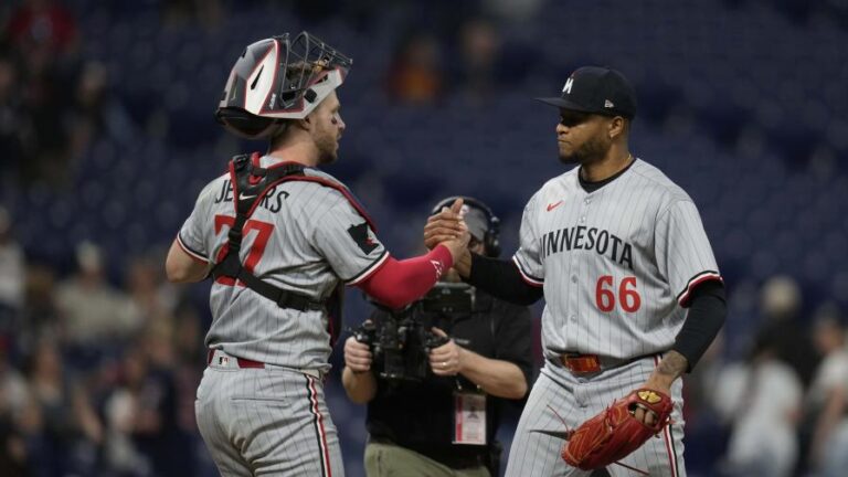 Mellizos de Minnesota batean 17 imparables en paliza 11-1 a Guardianes de Cleveland