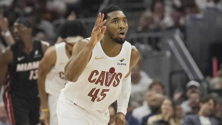 Mitchell anota 30 puntos, Cavs vencen 121-112 a Heat y toman ventaja de 2-0 en serie de playoffs