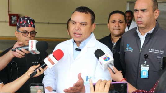 Ney Arias Lora continúa brindando asistencia especializada a 21 pacientes en estado delicado