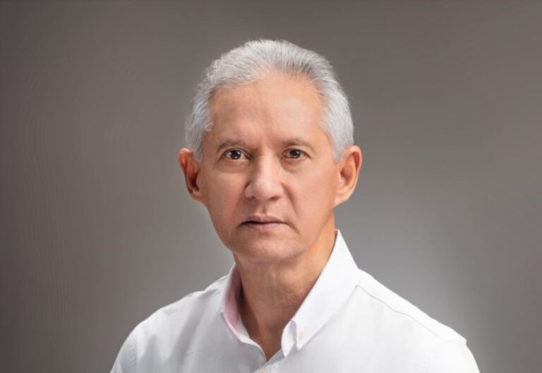 Economista Ng Cortinas atribuye a factores monetarios y fiscales el alza del dólar