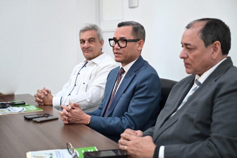 Gobierno anuncia aumento salarial del 30 % para las trabajadoras del hogar