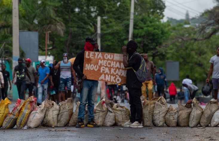 Población de Haití toma calles en protesta por la gran inseguridad; pide la renuncia del Consejo Presidencial