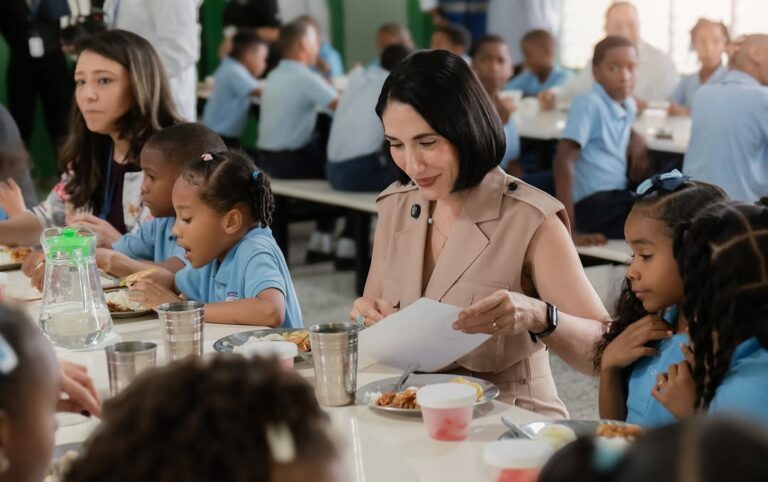 Primera dama almuerza con estudiantes; pondera impacto del Programa de Alimentación Escolar