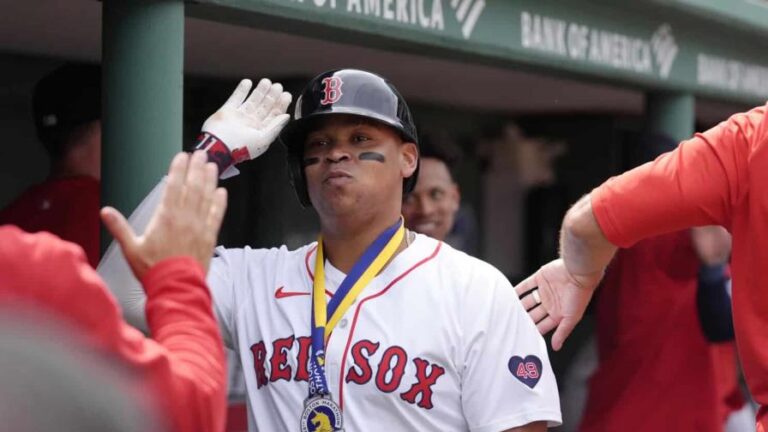 Rafael Devers brilla en el triunfo de los Medias Rojas sobre Cardenales