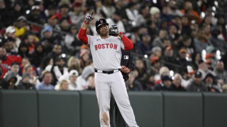 Rafael Devers disparó sus primeros dos hits de la campaña y Boston ganó