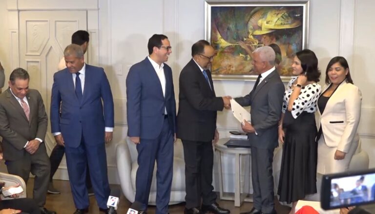 Presidente del Senado recibe proyecto de Ley que fusiona Economía y Hacienda