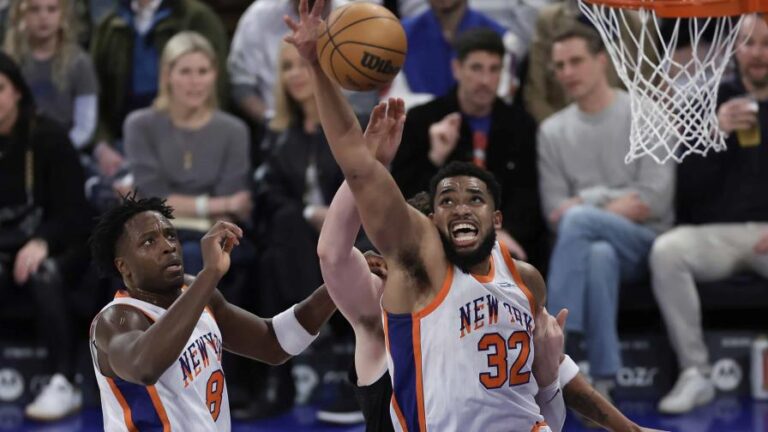 Towns anota 30, sigue en la lucha por el liderato de rebotes y Knicks vencen a Hawks