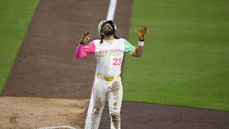 Tatis y Sheets conectan jonrones para respaldar a Pivetta en paliza de Padres sobre Rockies