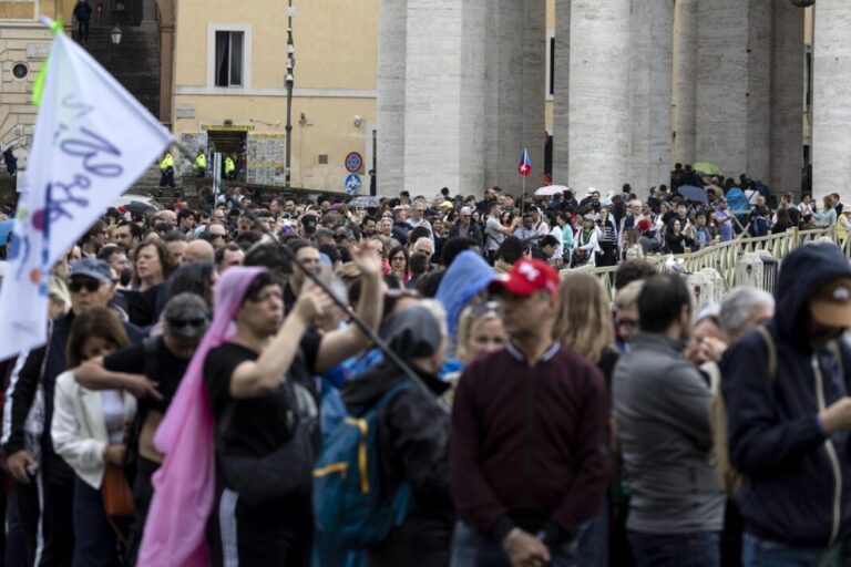Unas 61,000 personas han acudido ya a la basílica de San Pedro para dar su adiós al papa