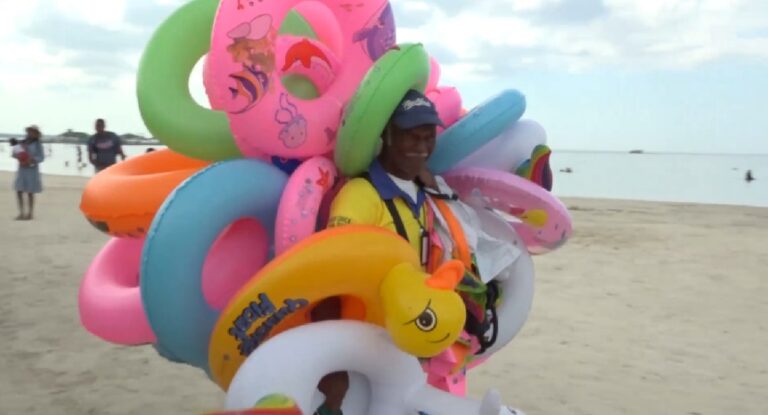 Comerciantes en Boca Chica siguen descontentos por el desplome en las ventas y la baja asistencia de bañistas