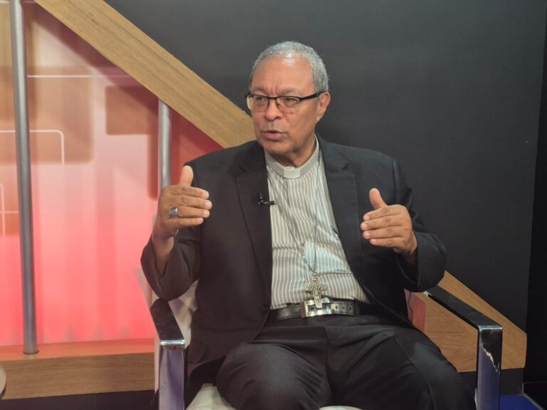 Video- Obispo de Baní denuncia río Nizao lo están matando con extracción de arena y Medio Ambiente tiene los ojos vendados