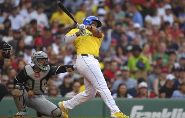 Rafael Devers jonronea y remolca tres y Boston gana en 10 entradas