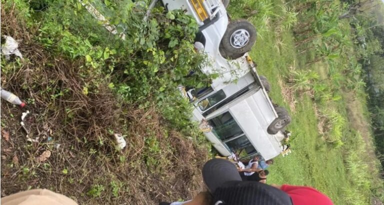 Cuatro personas resultan heridas al volcarse un autobús de un hotel en El Seibo