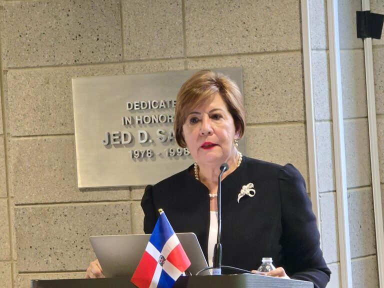 Josefina Pimentel dicta conferencia a jóvenes en la Universidad de Columbia
