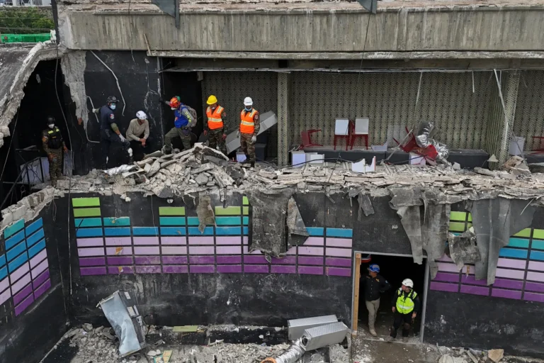 New York Times: ¿El exceso de ruido y peso provocaron una catástrofe en una discoteca?