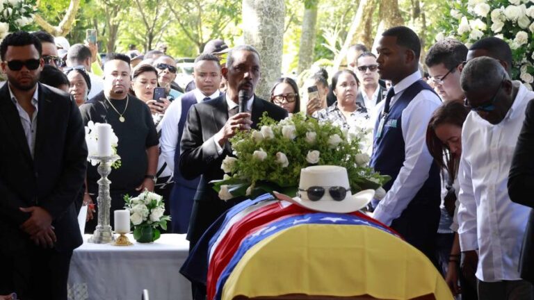 En medio de llantos, música y oraciones sepultan los restos de Rubby Pérez