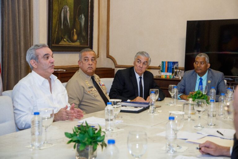 Observatorio de Políticas Migratorias y presidente Luis Abinader sostienen reunión