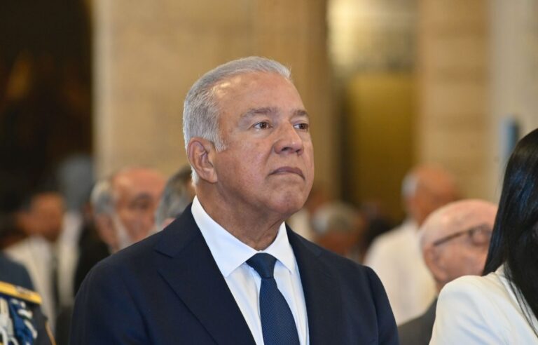 Ministro Bautista considera un show las críticas a compra de chacabanas por el Mirex