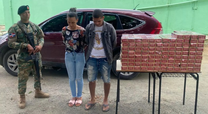 Arrestan pareja con contrabando de 39 mil cigarrillos ocultos en una jeepeta en Santiago Rodríguez