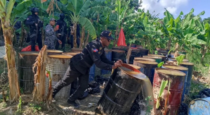 CECCOM desmantela fábrica clandestina y decomisa más de nueve mil litros de alcohol adulterado en Santiago