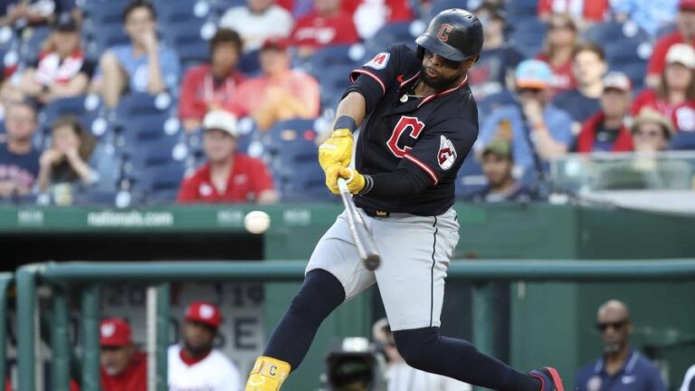 Carlos Santana pega jonrón de tres carreras, ayuda a Cleveland a dividir doble cartelera