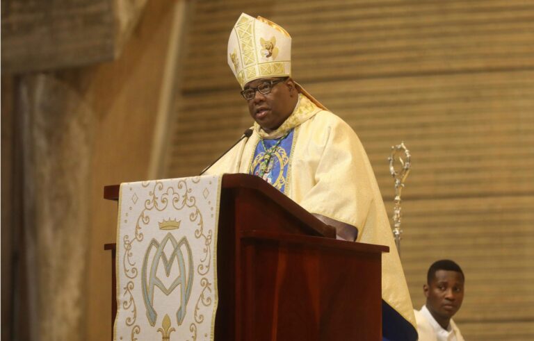 Obispo Castro Marte: El país marcha como un avión en turbulencia, es hora de buscar un equilibrio social