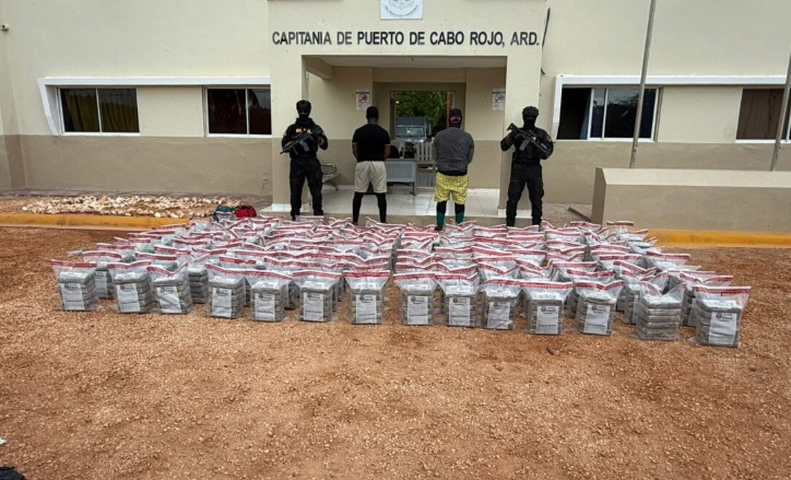 DNCD incauta 834 paquetes de cocaína y marihuana en Pedernales; arresta a dos hombres