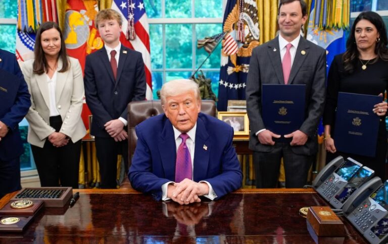 Donald Trump anunció un cese al fuego “total e inmediato” entre India y Pakistán