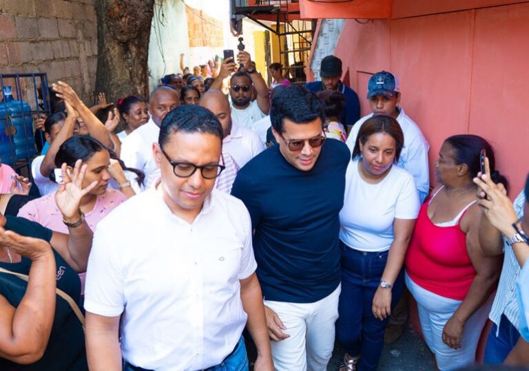 David Collado lleva operativos sociales al sector Capotillo por el día de las madres