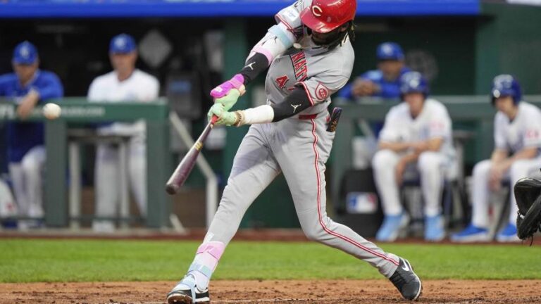 Elly De la Cruz dispara 2 largos jonrones, Singer brilla ante su equipo anterior y Rojos vencen a Reales