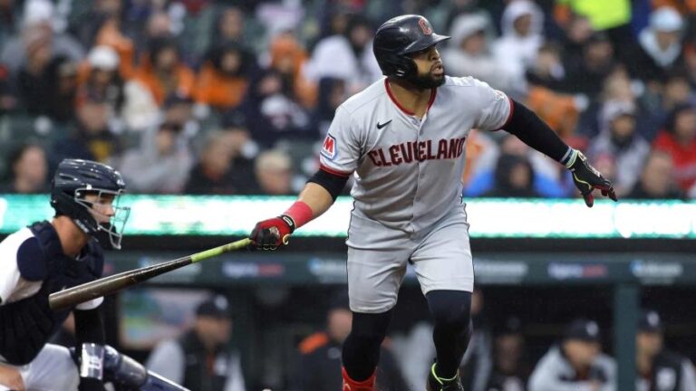 Doble de 2 carreras de Santana y 7 innings en blanco de Bibee ayudan a Guardianes a vencer a Tigres