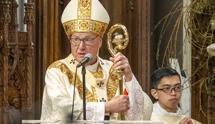 El cardenal Dolan, sobre la imagen de Trump vestido de papa: “No ha estado bien”