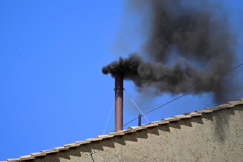 Todavía no hay papa: segunda fumata sale con humo negro desde la Capilla Sixtina