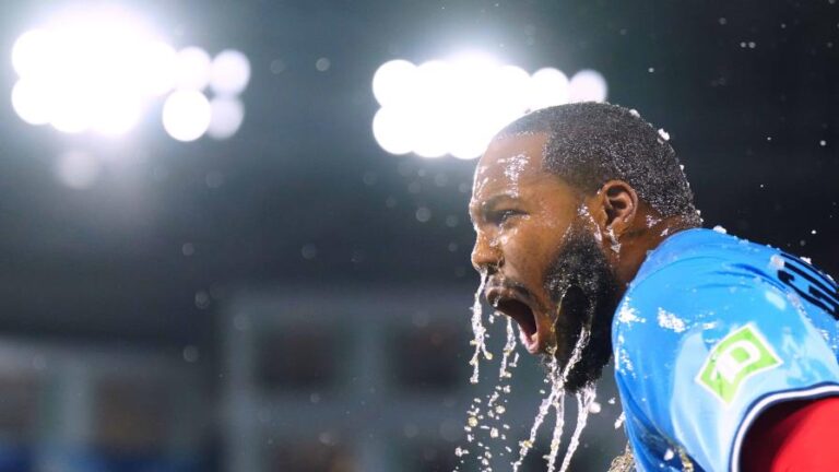 Guerrero conecta jonrón decisivo en la octava y Azulejos se imponen 4-2 a Medias Rojas