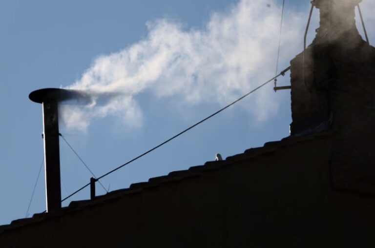 abemus papam: hubo fumata blanca en el Vaticano y ahora se espera el anuncio del sucesor de Francisco al frente de la Iglesia Católica